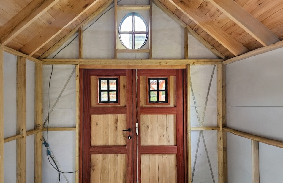Ramen en deuren van een tuinhuis bij Lauwers
